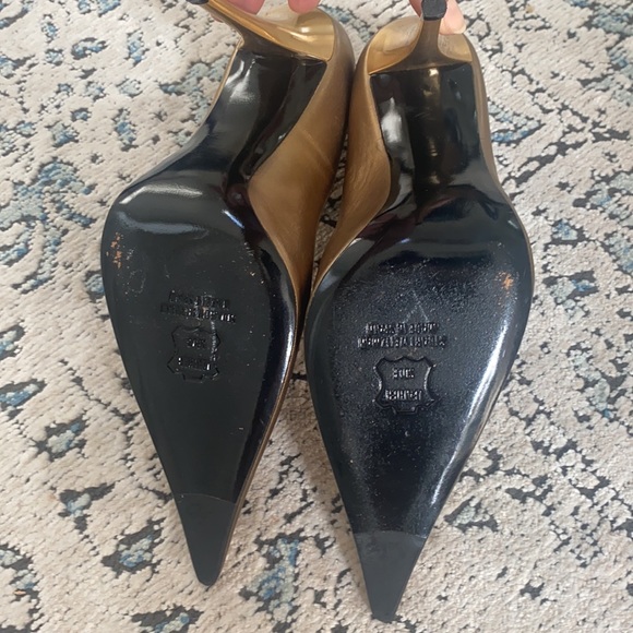 Gorgeous gold Stuart Weitzman pointy toes pumps. ABSOLUTELY stunning and elegant - Picture 8 of 8
